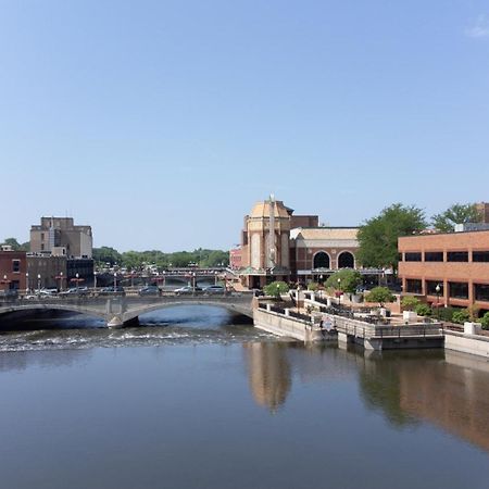 Hometowne Studios By Red Roof And Conference Center Chicago - N Aurora Naperville North Aurora Bagian luar foto