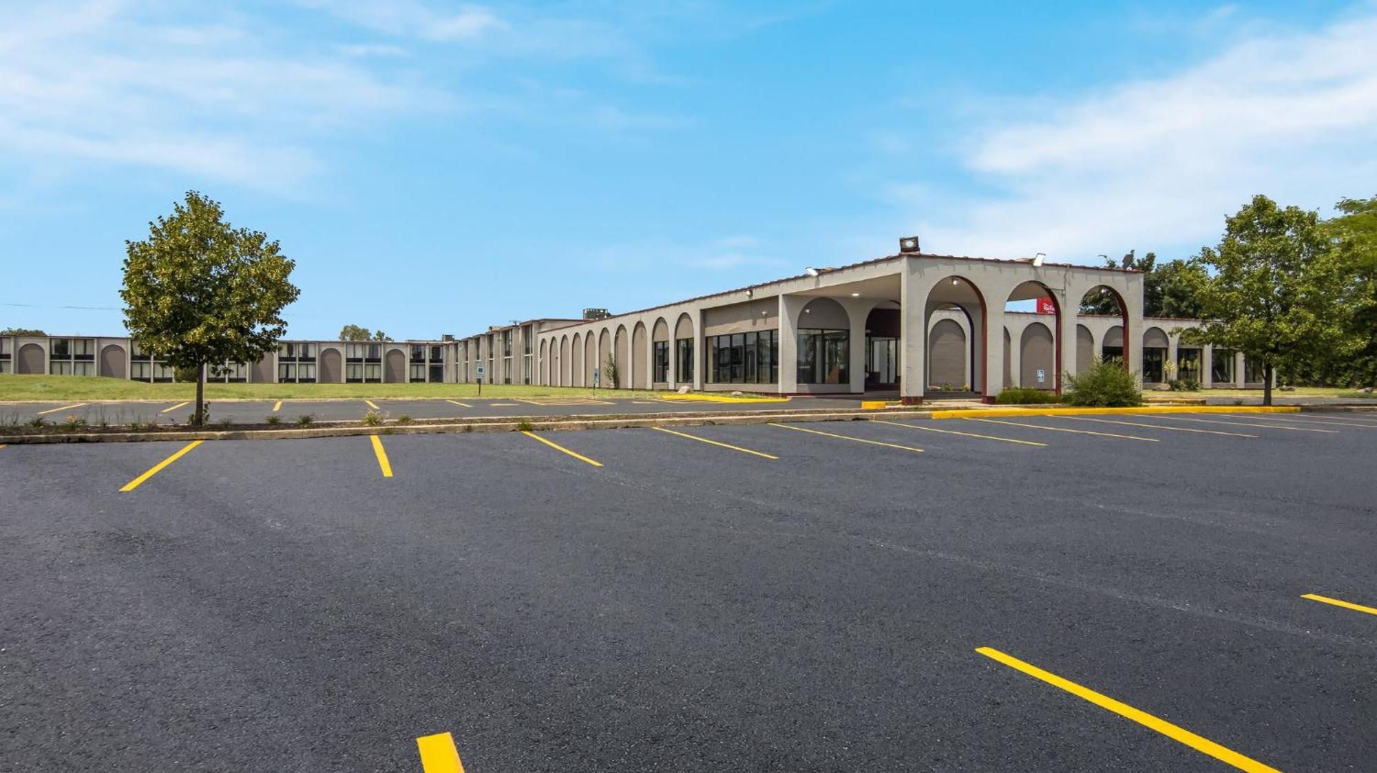 Hometowne Studios By Red Roof And Conference Center Chicago - N Aurora Naperville North Aurora Bagian luar foto