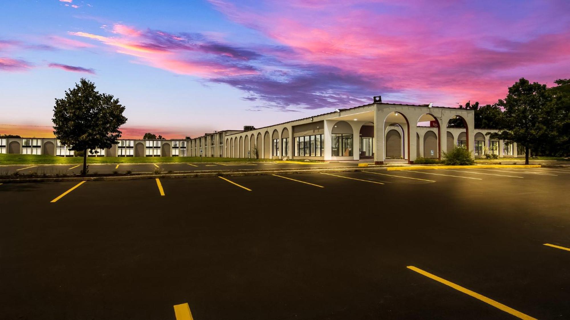 Hometowne Studios By Red Roof And Conference Center Chicago - N Aurora Naperville North Aurora Bagian luar foto