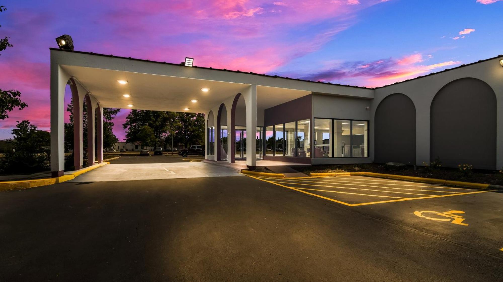 Hometowne Studios By Red Roof And Conference Center Chicago - N Aurora Naperville North Aurora Bagian luar foto