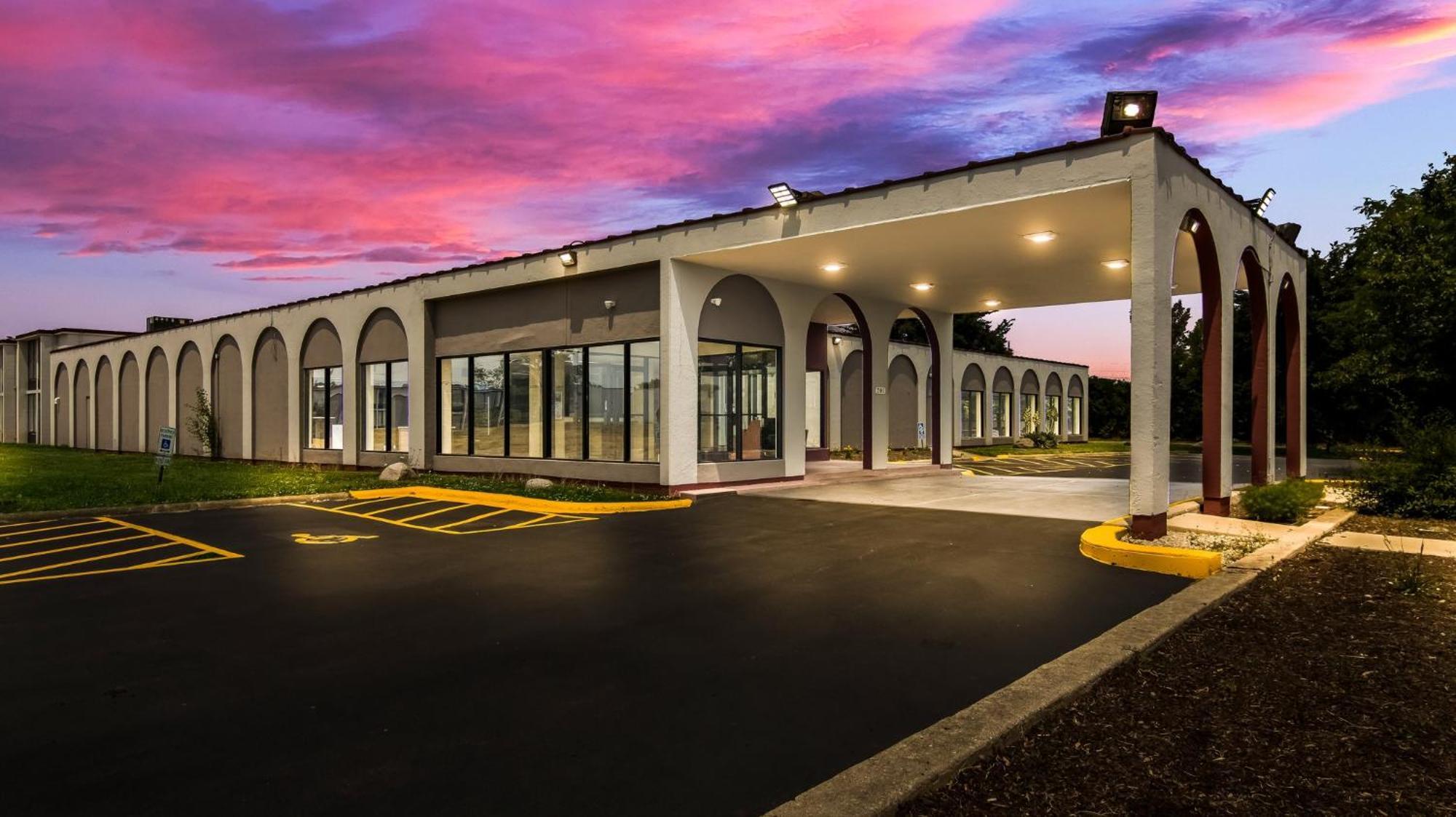 Hometowne Studios By Red Roof And Conference Center Chicago - N Aurora Naperville North Aurora Bagian luar foto